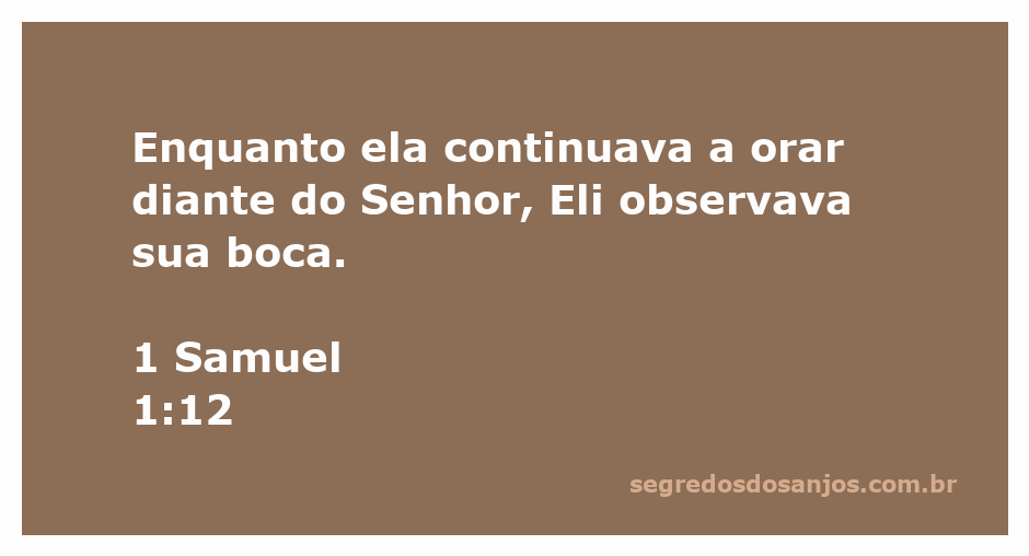 Mulher orando intensamente no templo, representando Ana enquanto Eli observa.