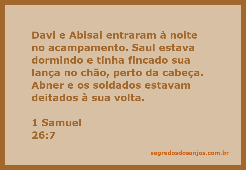 Davi e Abisai se aproximam do rei Saul enquanto ele dorme em seu acampamento, com sua lança fincada no chão ao lado dele.