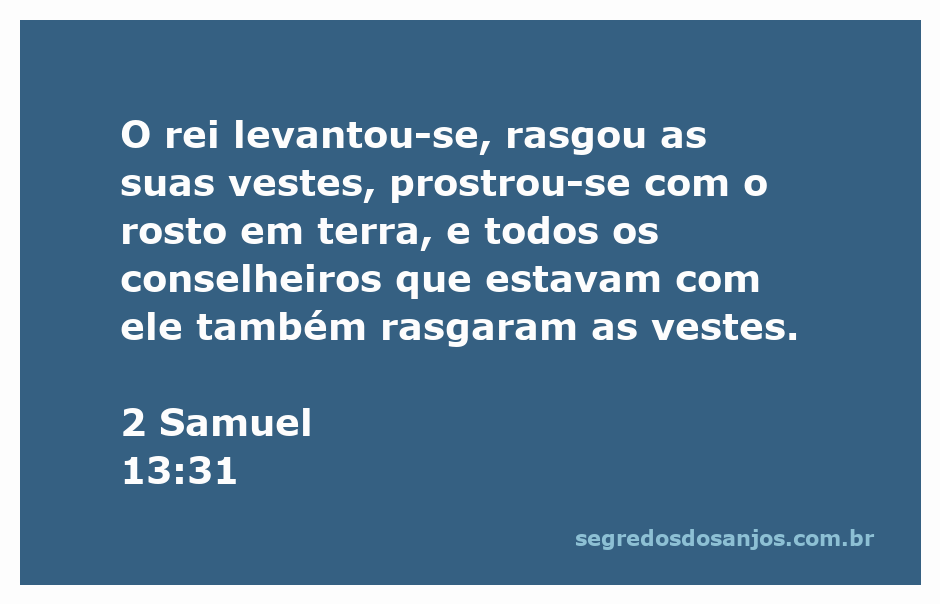 Rei rasgando suas vestes em sinal de luto e dor ao prostrar-se com o rosto em terra, acompanhado por conselheiros que também demonstram sua tristeza.