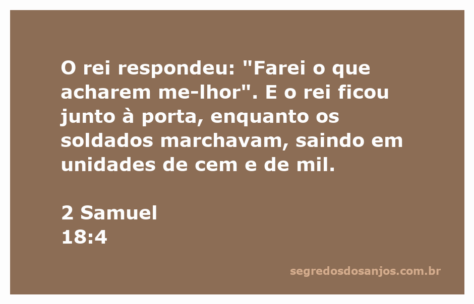 O rei aguardando na porta enquanto os soldados marcham em unidades organizadas.