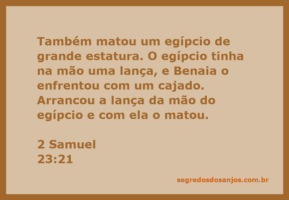 Benaia enfrentando um egípcio gigante com um cajado, representando coragem e bravura.