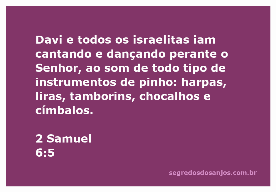 Davi e os israelitas celebrando com instrumentos musicais diante do Senhor.