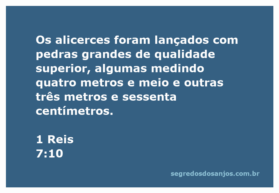 Imagem de alicerces construídos com pedras grandes de qualidade superior, representando a passagem bíblica de 1 Reis 7:10.