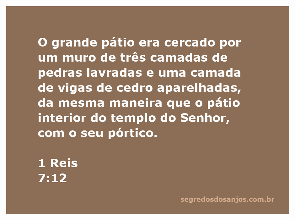 Imagem do grande pátio do templo cercado por muros de pedras lavradas e vigas de cedro.