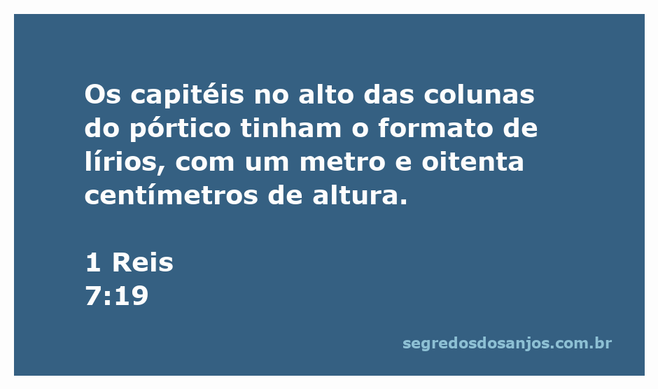 Capitéis em formato de lírios nas colunas do pórtico, representando a descrição bíblica de 1 Reis 7:19.