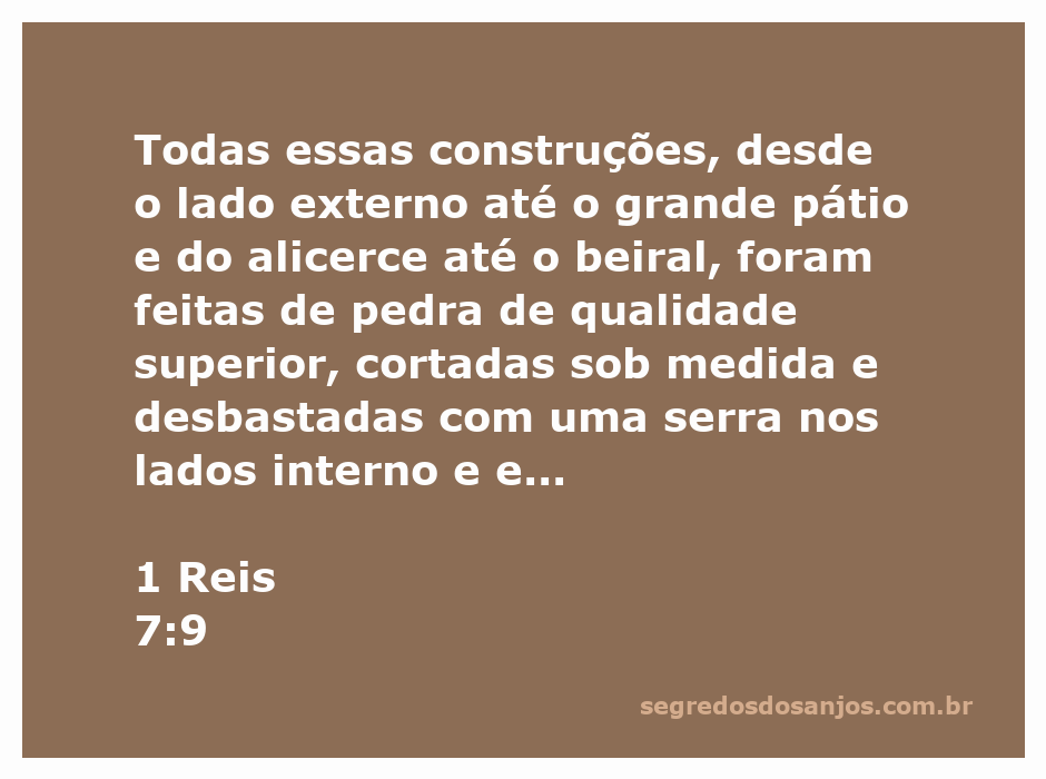 Imagem do grande pátio de construções em pedra de qualidade superior mencionadas em 1 Reis 7:9.