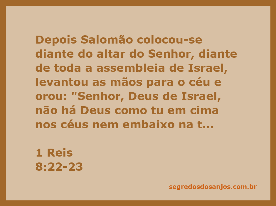 Salomão orando diante do altar do Senhor, com as mãos levantadas ao céu, em meio à assembleia de Israel.