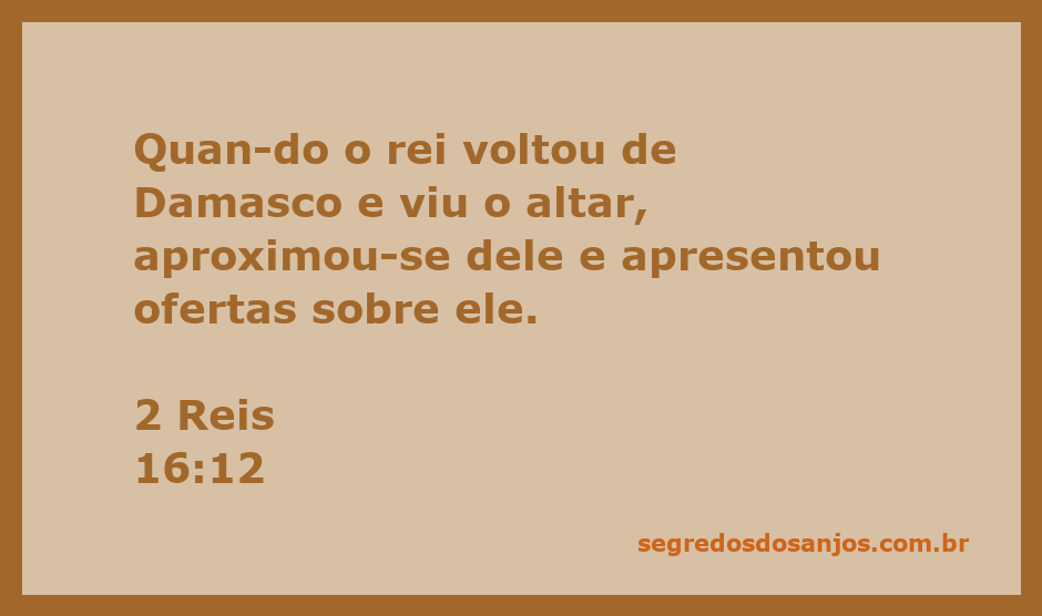 O rei observa o altar e prepara ofertas em 2 Reis 16:12.