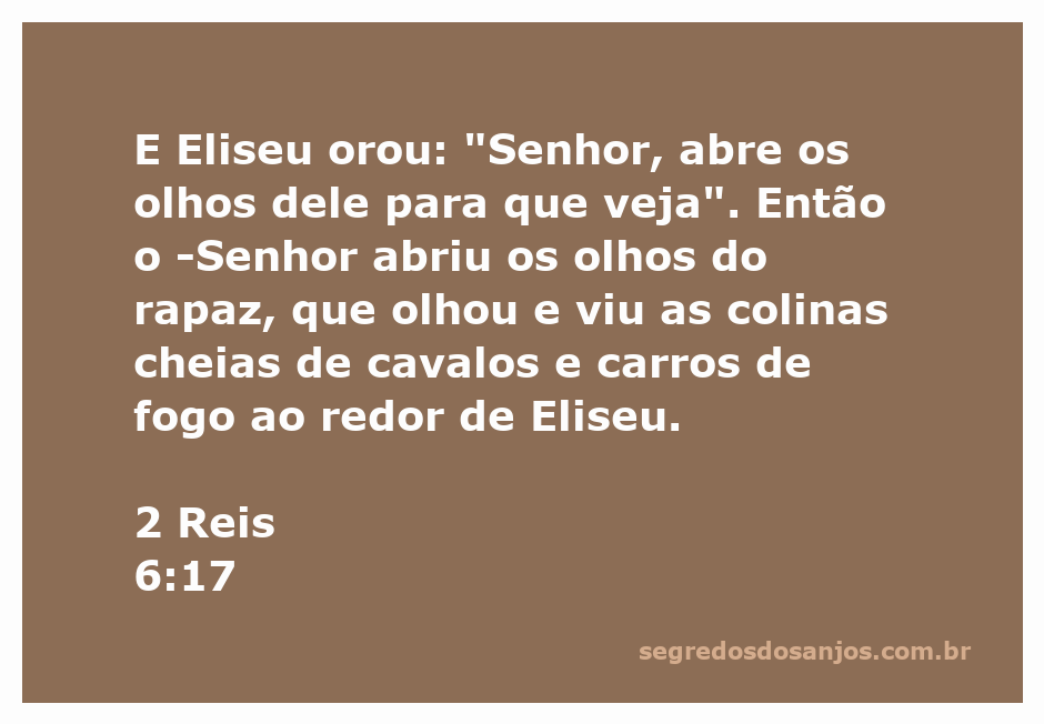 Ilustração de Eliseu orando enquanto o jovem vê uma visão de cavalos e carros de fogo ao seu redor.