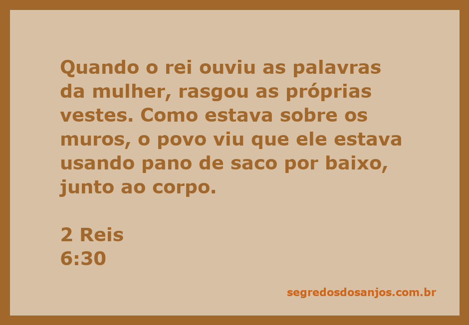 Rei rasgando suas vestes em sinal de desespero, usando pano de saco sob suas roupas, enquanto o povo observa.