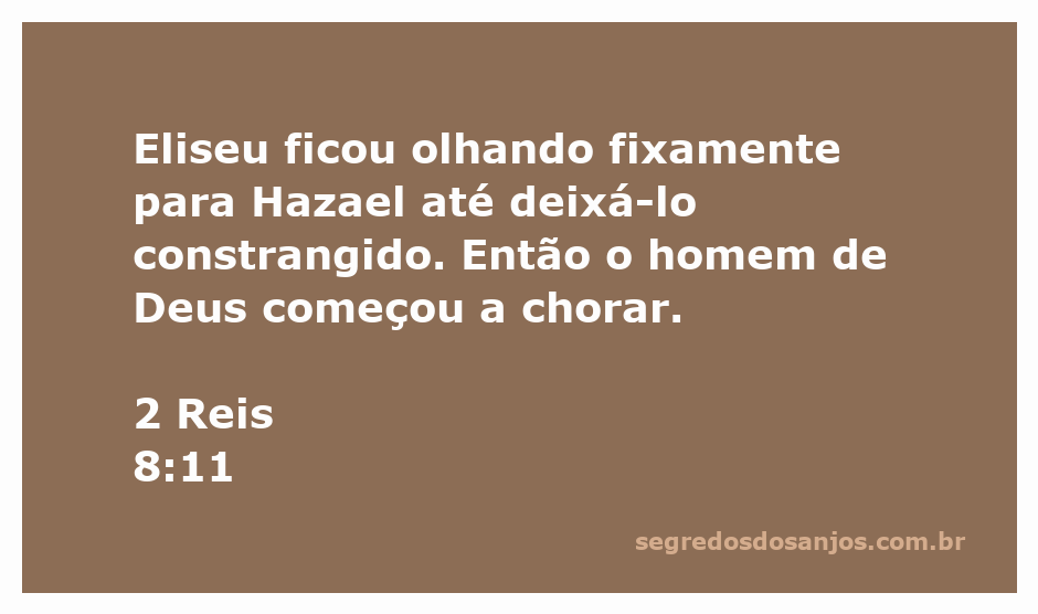 Eliseu observa Hazael com intensidade, expressando tristeza e compaixão.
