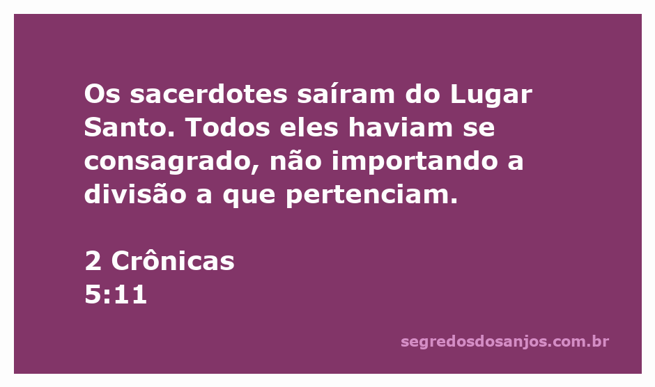 Sacerdotes saindo do Lugar Santo após a consagração