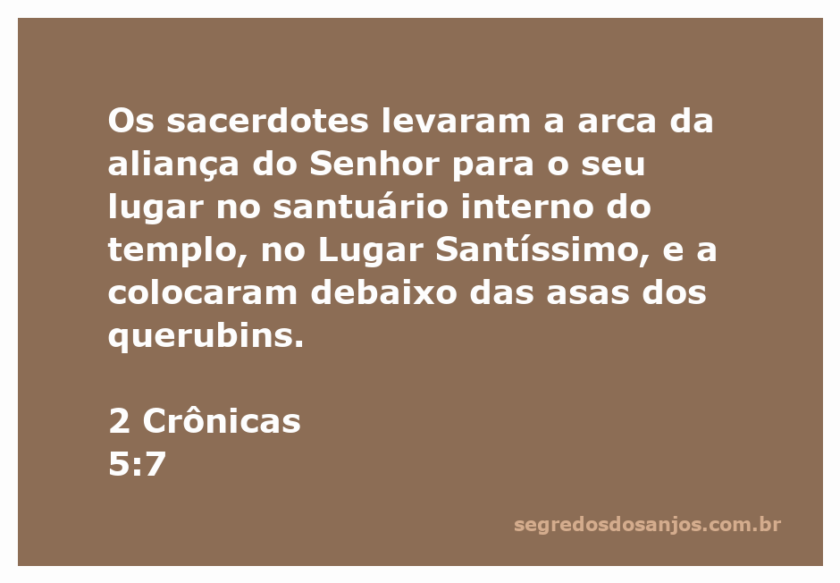 Sacerdotes transportando a arca da aliança do Senhor para o Lugar Santíssimo do templo, sob as asas dos querubins.