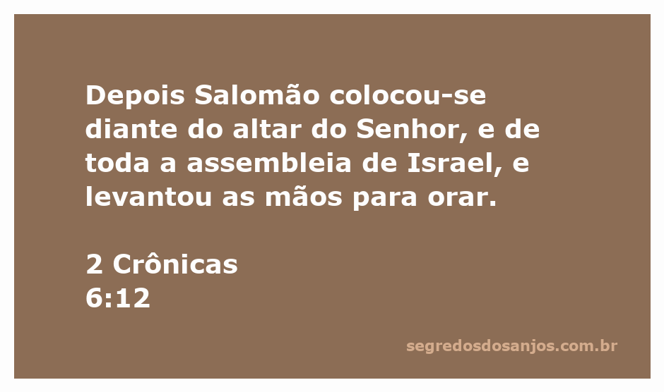 Salomão orando diante do altar do Senhor com as mãos levantadas, cercado pela assembleia de Israel.