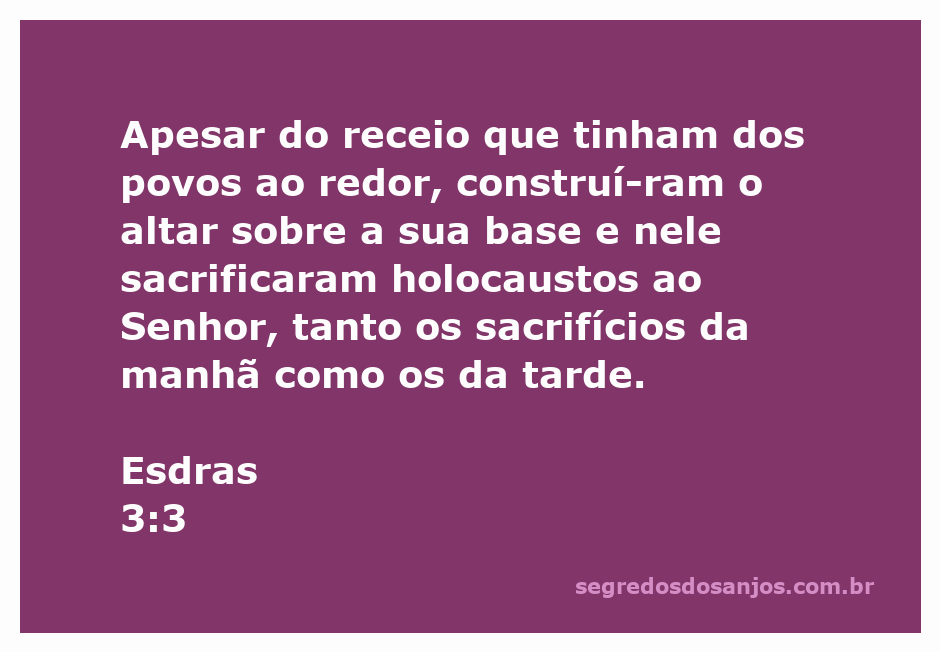Altar sendo construído pelos israelitas em Esdras 3:3, simbolizando fé e sacrifício ao Senhor.