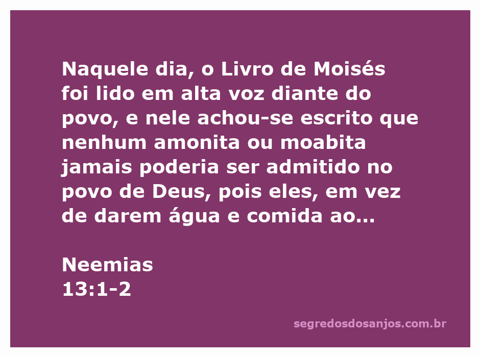Leitura do Livro de Moisés em Neemias 13:1-2, destacando a exclusão de amonitas e moabitas do povo de Deus.