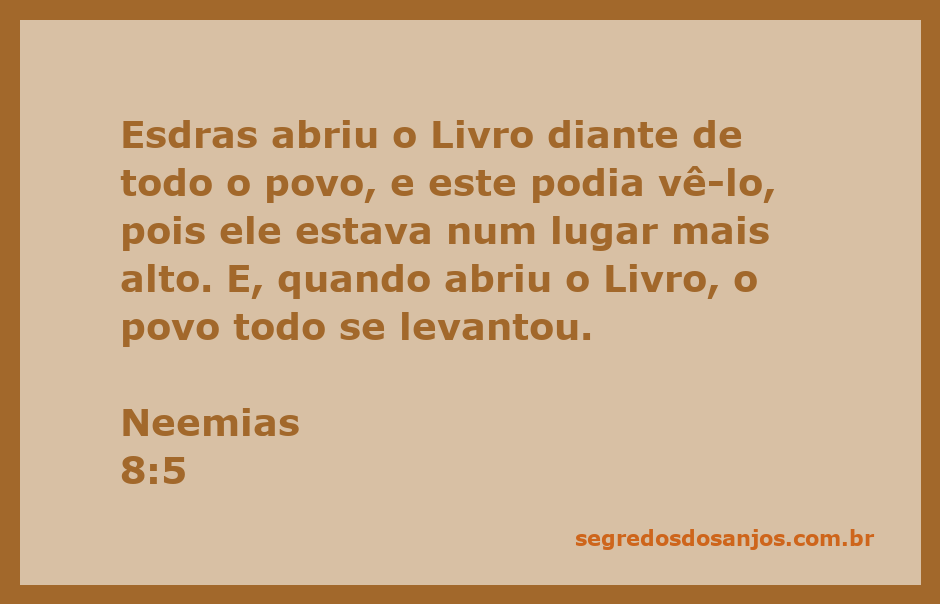 Esdras lendo o Livro da Lei para o povo com todos de pé em sinal de respeito.