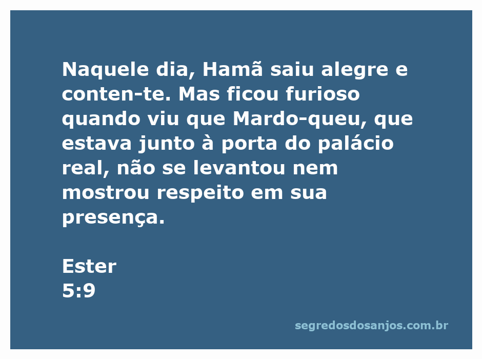 Hamã saindo do palácio com expressão alegre, mas logo se transformando em furia ao ver Mardoqueu não se levantando.