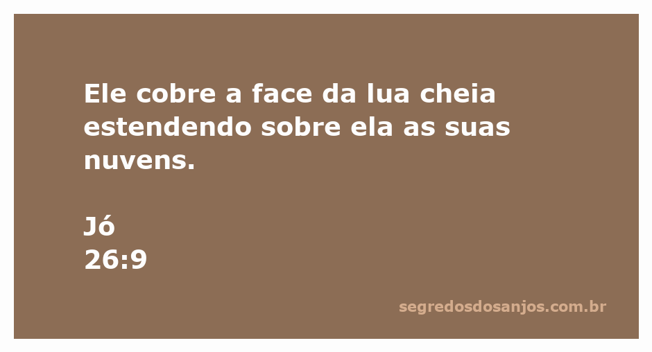 Imagem da lua cheia coberta por nuvens, representando a passagem de Jó 26:9.