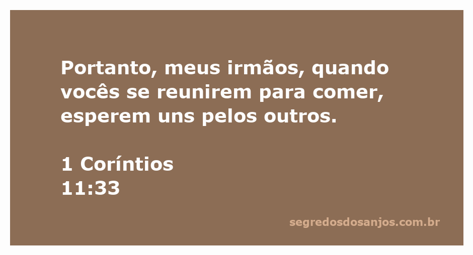 Igreja reunida em comunhão durante uma refeição, simbolizando a mensagem de 1 Coríntios 11:33.