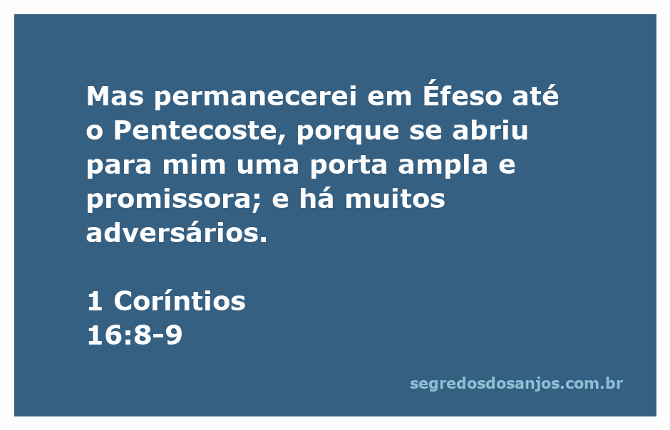 Versículo de 1 Coríntios 16:8-9 destacando a importância de permanecer firme diante de adversidades.