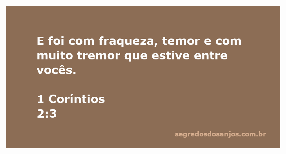 Imagem de um pregador expressando fraqueza e temor ao compartilhar a palavra de Deus, em referência ao versículo de 1 Coríntios 2:3.