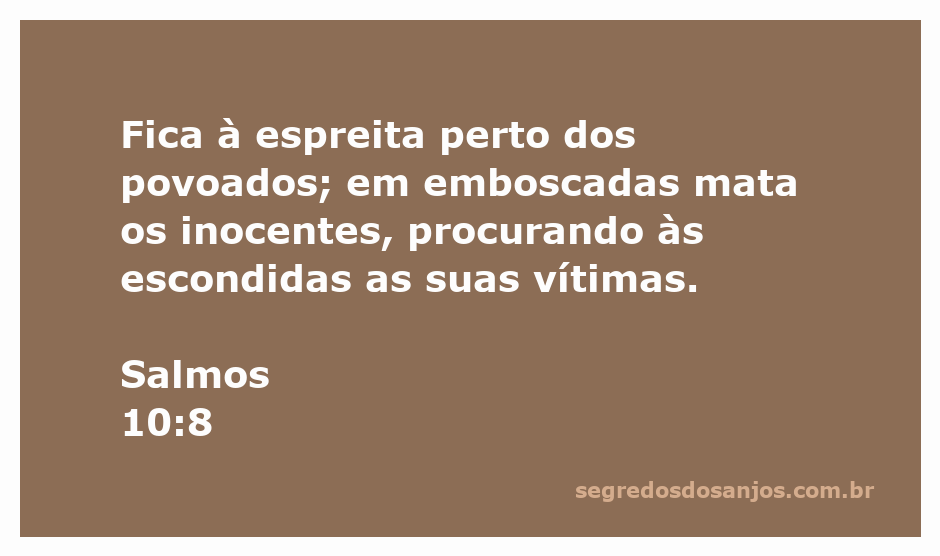Ilustração de uma figura sombria espreitando em um povoado, simbolizando a maldade e a emboscada descritas em Salmos 10:8.