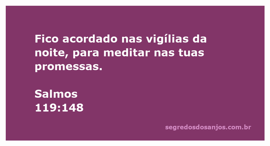 Pessoa meditando à noite, refletindo sobre as promessas de Deus com um livro aberto.