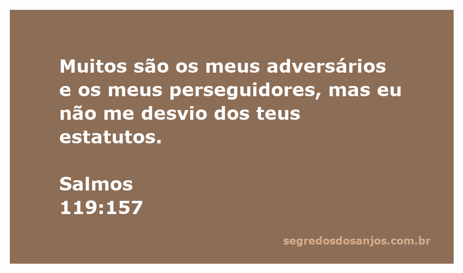 Imagem inspiradora com a citação de Salmos 119:157 sobre adversidade e firmeza na fé.