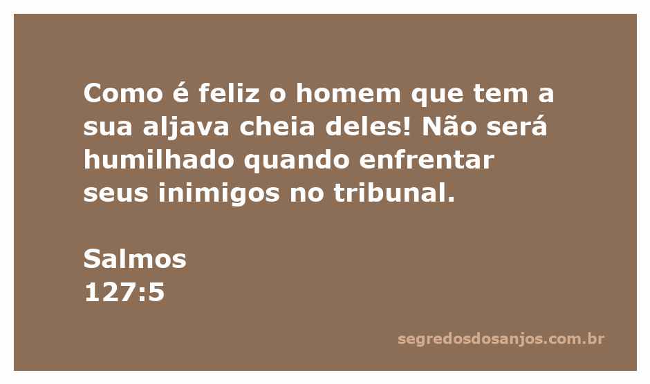Um homem feliz cercado por filhos, simbolizando a bênção de uma aljava cheia segundo Salmos 127:5.