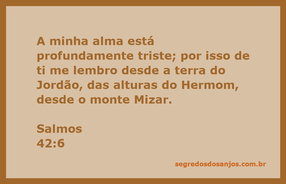 Uma paisagem serena do rio Jordão com montanhas ao fundo, simbolizando a tristeza e a reflexão da alma descritas em Salmos 42:6.