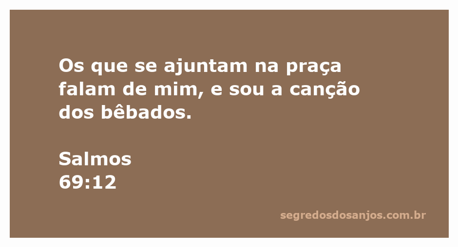 Uma ilustração que representa a reflexão de Salmos 69:12, mostrando pessoas reunidas em uma praça conversando e rindo, simbolizando a zombaria e a tristeza.