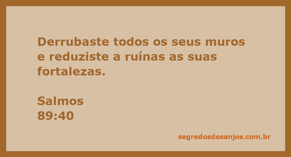 Imagem de uma cidade antiga em ruínas, simbolizando a destruição das fortalezas conforme Salmos 89:40.