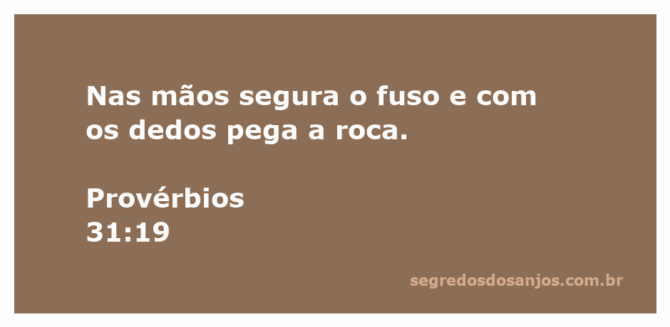 Mulher segurando um fuso e uma roca, simbolizando o trabalho e a habilidade na produção de tecidos.
