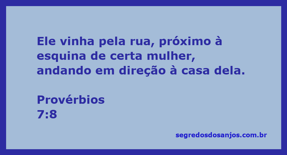 Homem caminhando pela rua próximo à esquina da casa de uma mulher, representando a passagem de Provérbios 7:8.