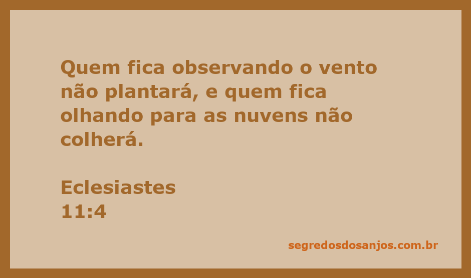 Um campo fértil com nuvens no céu, simbolizando a importância de agir e não esperar pelas condições perfeitas.