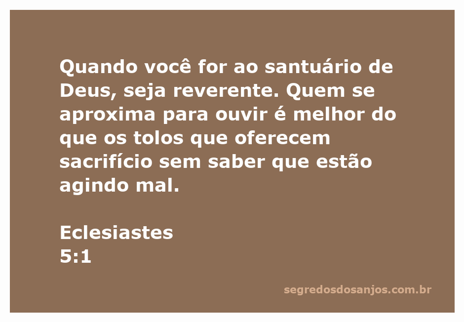 Imagem de uma pessoa em reverência no santuário, refletindo sobre a importância da atitude ao se aproximar de Deus.