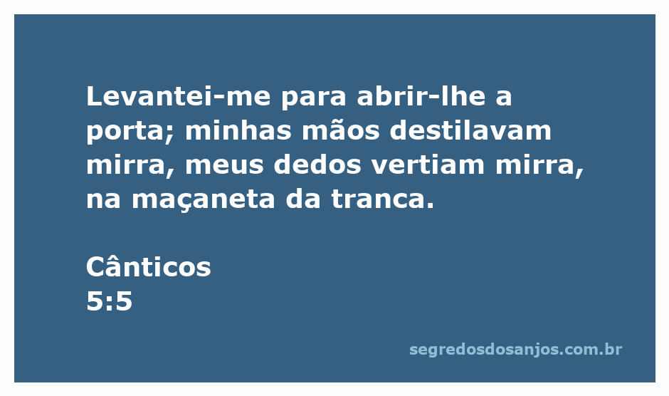 Imagem representativa do versículo Cânticos 5:5, mostrando uma mulher abrindo a porta com mãos cheias de mirra.