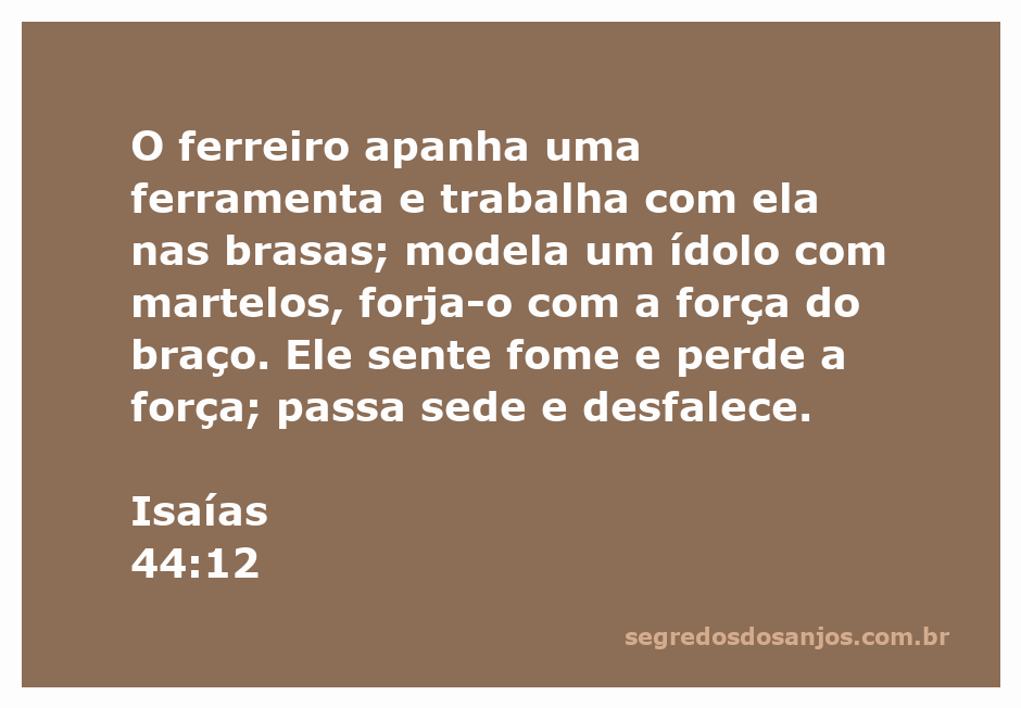 Ilustração de um ferreiro modelando um ídolo com ferramentas em meio ao calor das brasas, representando o esforço humano na criação de ídolos.