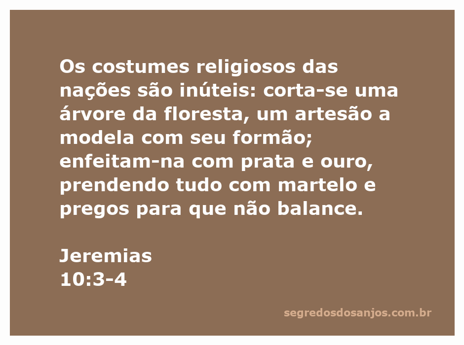 Imagem representativa de artesanato religioso, mostrando um ídolo feito de madeira, adornado com prata e ouro, simbolizando as práticas religiosas mencionadas em Jeremias 10:3-4.