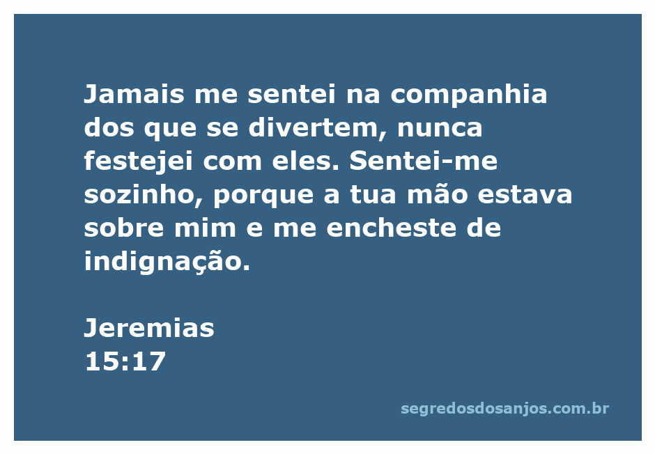 Imagem de uma pessoa sentada sozinha em um ambiente de festa, refletindo sobre a solidão e a indignação, com referência ao versículo de Jeremias 15:17.