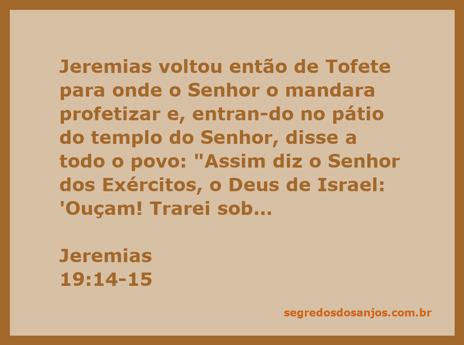 Profeta Jeremias no templo, anunciando a palavra do Senhor ao povo sobre as desgraças que viriam devido à desobediência.