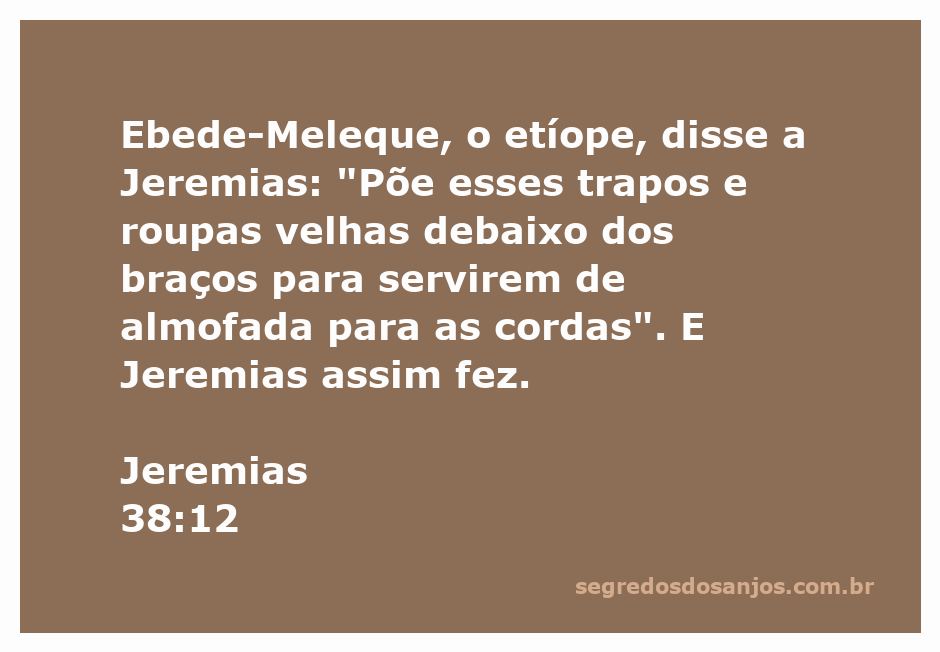 Ebede-Meleque ajuda Jeremias a sair da cisterna com trapos e roupas velhas.
