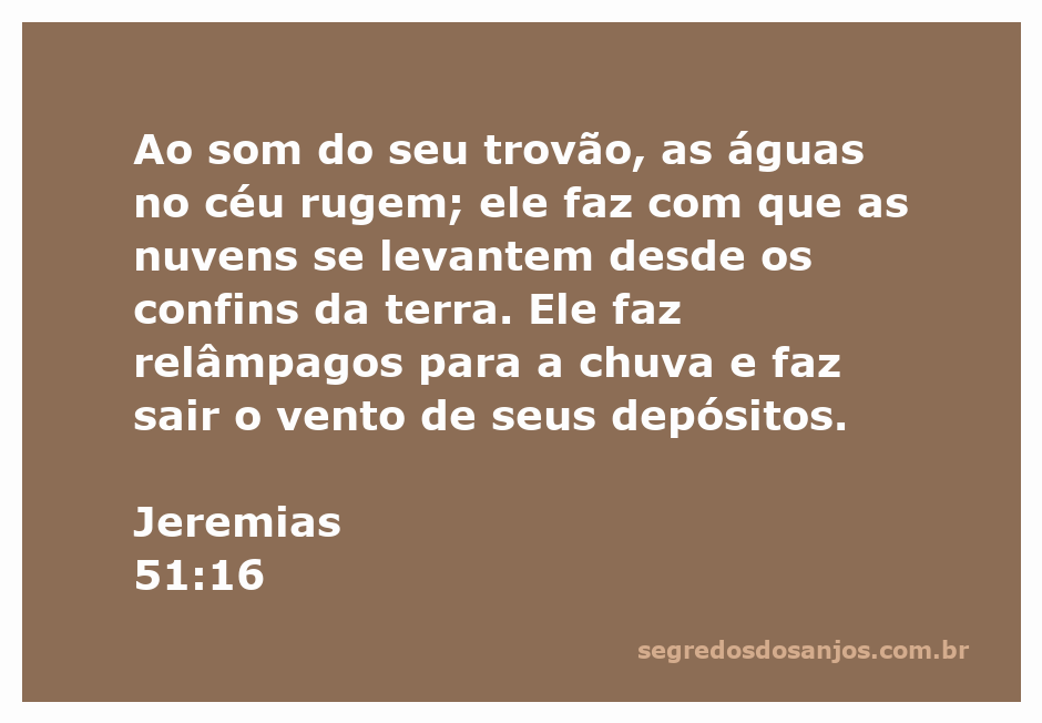 Representação artística de Jeremias 51:16, mostrando nuvens escuras e relâmpagos no céu, simbolizando a força divina sobre a natureza.