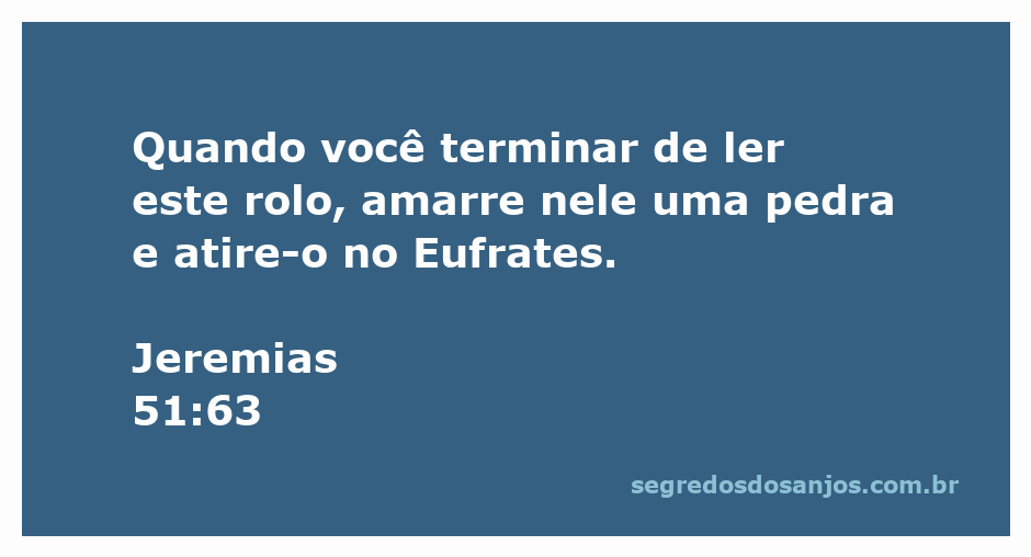 Imagem representativa do versículo Jeremias 51:63, mostrando um rolo de pergaminho sendo atirado no rio Eufrates.