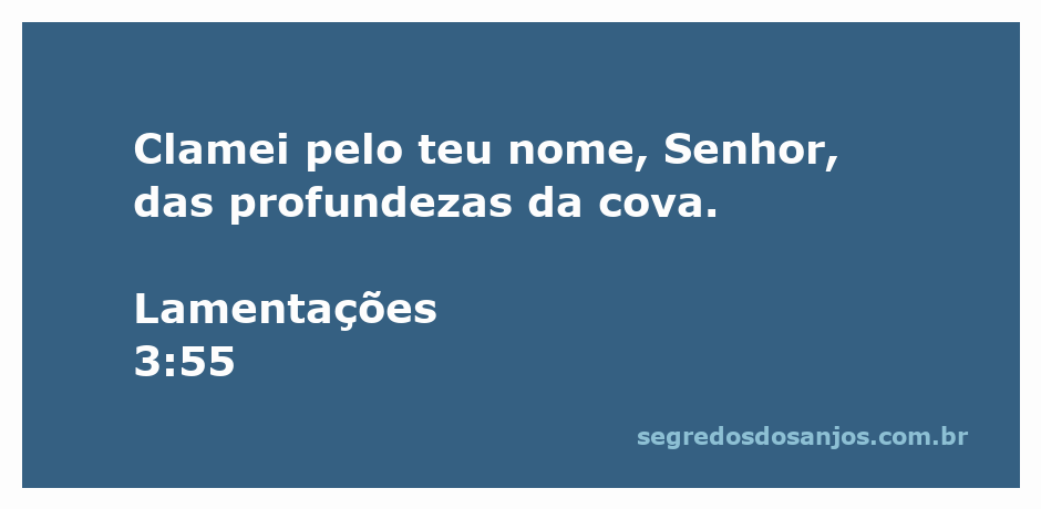 Pessoa clamando a Deus em um momento de desespero, representando Lamentações 3:55.