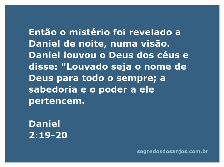 Daniel recebendo uma revelação divina durante uma visão à noite, louvando a Deus.