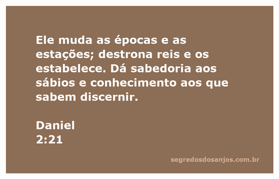 Versículo de Daniel 2:21 destacando a soberania de Deus sobre os tempos e a sabedoria que Ele concede.