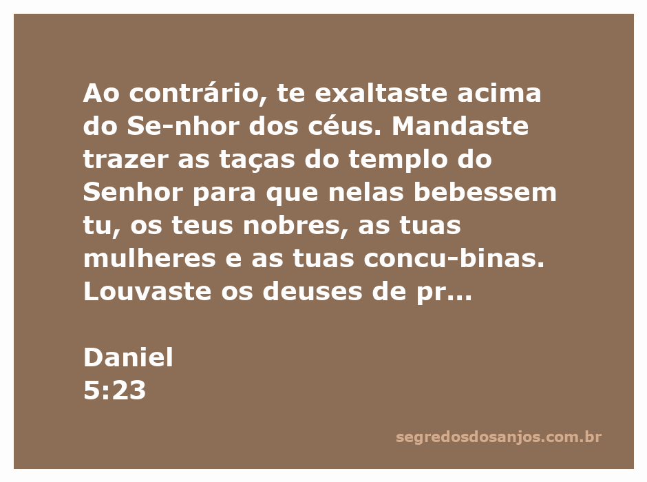 Ilustração do versículo Daniel 5:23 mostrando a exaltação de Belsazar e a profanação das taças do templo.