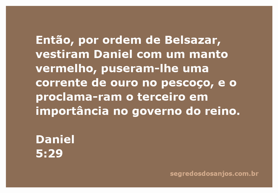 Daniel vestido com manto vermelho e corrente de ouro, sendo proclamado terceiro em importância no reino por Belsazar.